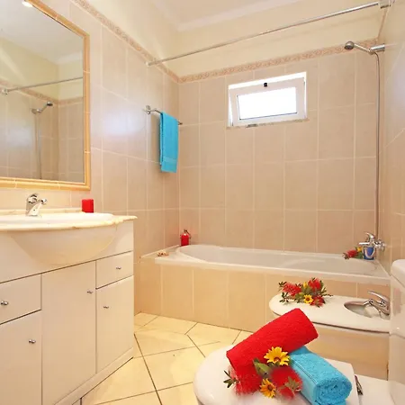 Bella Vista - Moradia Elegante Com Piscina Aquecivel E Jacuzzi Na Gale, 度假居