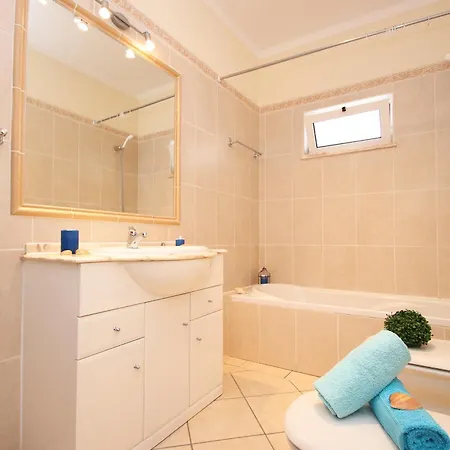 Bella Vista - Moradia Elegante Com Piscina Aquecivel E Jacuzzi Na Gale, Dom wakacyjny *